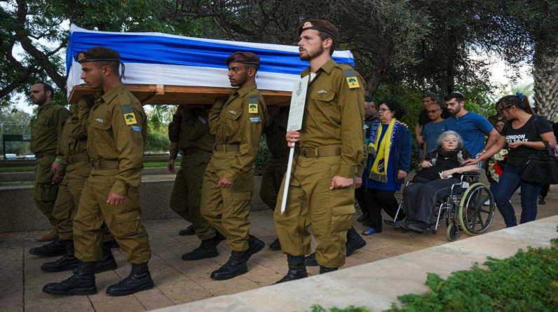 بالصور.. إسرائيل تواصل دفن قتلى طوفان الأقصى وتشيّع عسكريين سقطوا بالمعارك البرية
